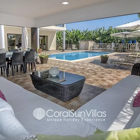 Impressive Exclusive Sea Caves Walk To Taverns Sleeps 11 Ref 507
