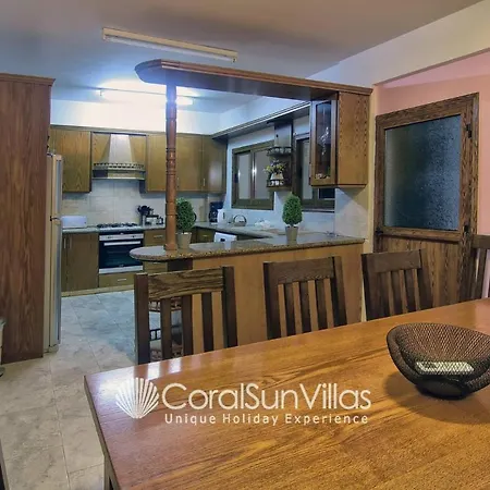 Impressive Exclusive Sea Caves Walk To Taverns Sleeps 11 Ref 507 *